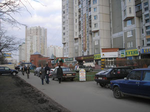 М.Братиславская. Напротив выхода из метро. Торговая площадь