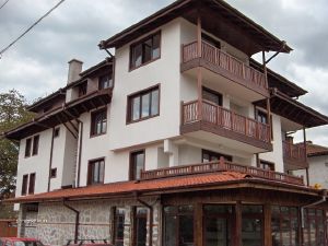 Новое здание с квартирами в тихом и спокойном районе в 200 м. от центра и в 900 м. от канатной дороги.