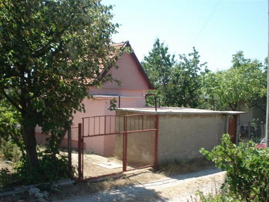 Болгария Дом для продажи разположен в 5 км далеко от Центра города Варны, 3 км   далеко от побережья, 5 км  далеко от курорта Константина и Елены