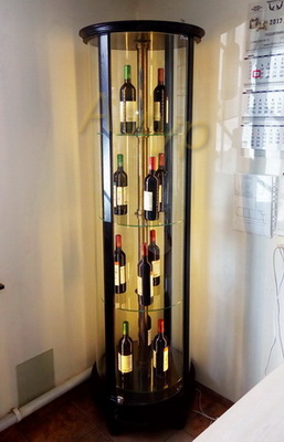 Круглая стеклянная витрина, для выставки вина