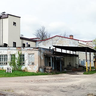 Здание производственного корпуса 2366 кв. м и земельный участок в городе Луга